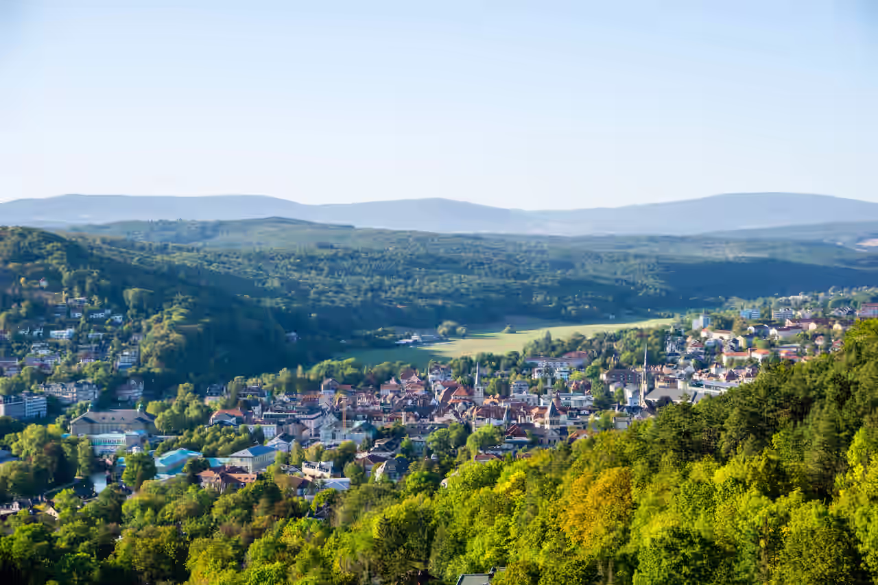 Luftaufnahme von Bad Kissingen in Franken zwischen grün bewaldeten Hügel