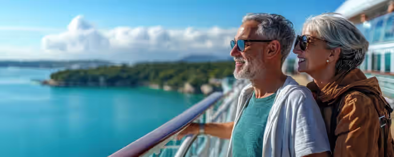 Paar auf Flusskreuzfahrt-Schiff