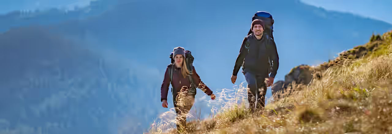 Frau wandert durch einen Wald