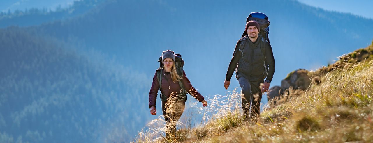 Frau wandert durch einen Wald