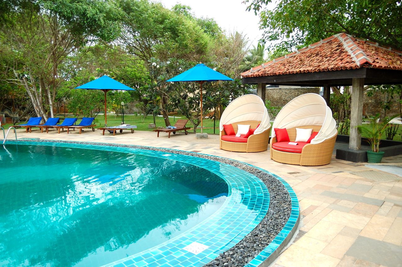Pool mit Liegen in Sri Lanka im Luxusurlaub