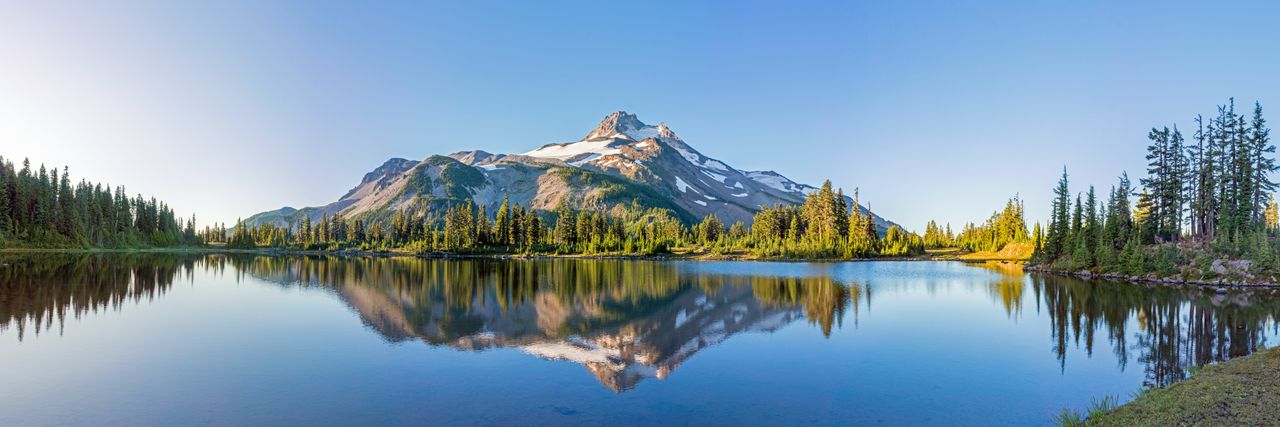 Klarer See mit Spiegelung