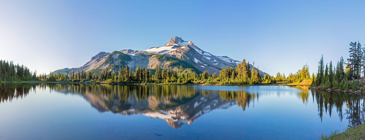 Klarer See mit Spiegelung