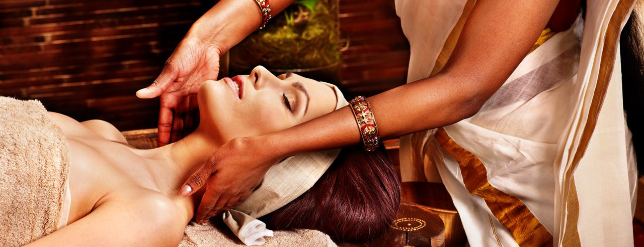 Eine Frau erhalt eine ayurvedische Behandlung bei ihrer Ayurveda Kur in Asien