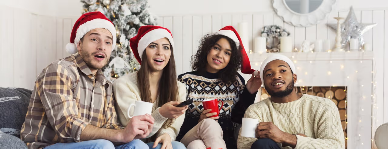 Zwei Frauen und Männer in Weihnachtsmütze