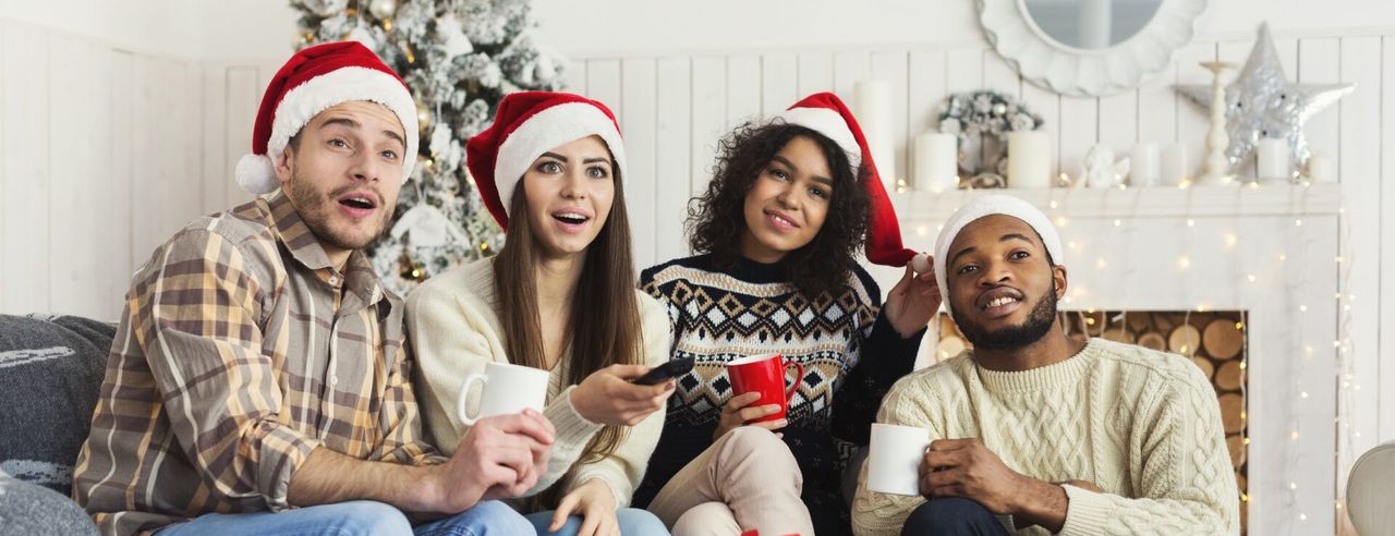 Zwei Frauen und Männer in Weihnachtsmütze