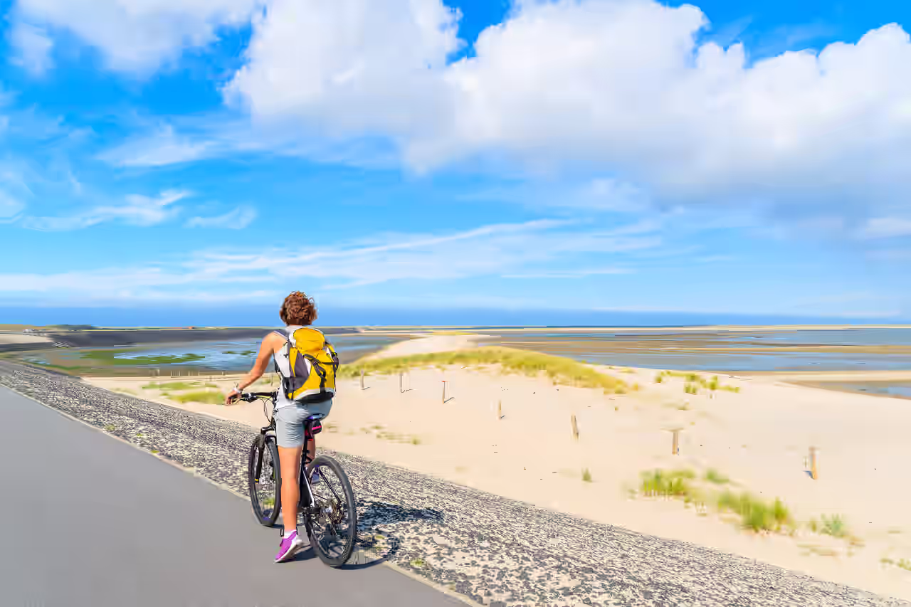 Mann wandert durch die Alpen