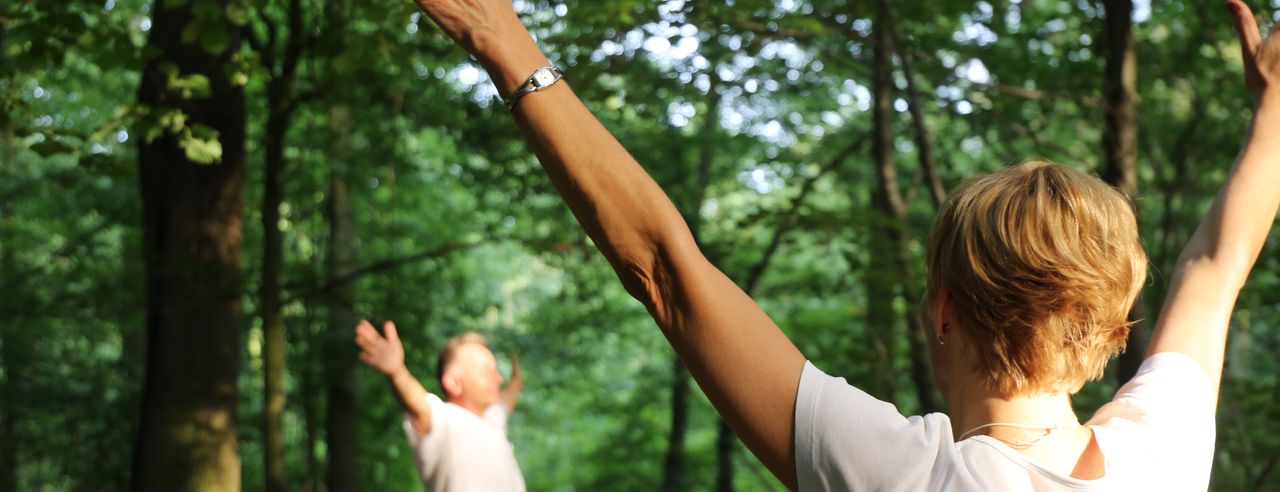 2 persone che fanno il bagno nella foresta