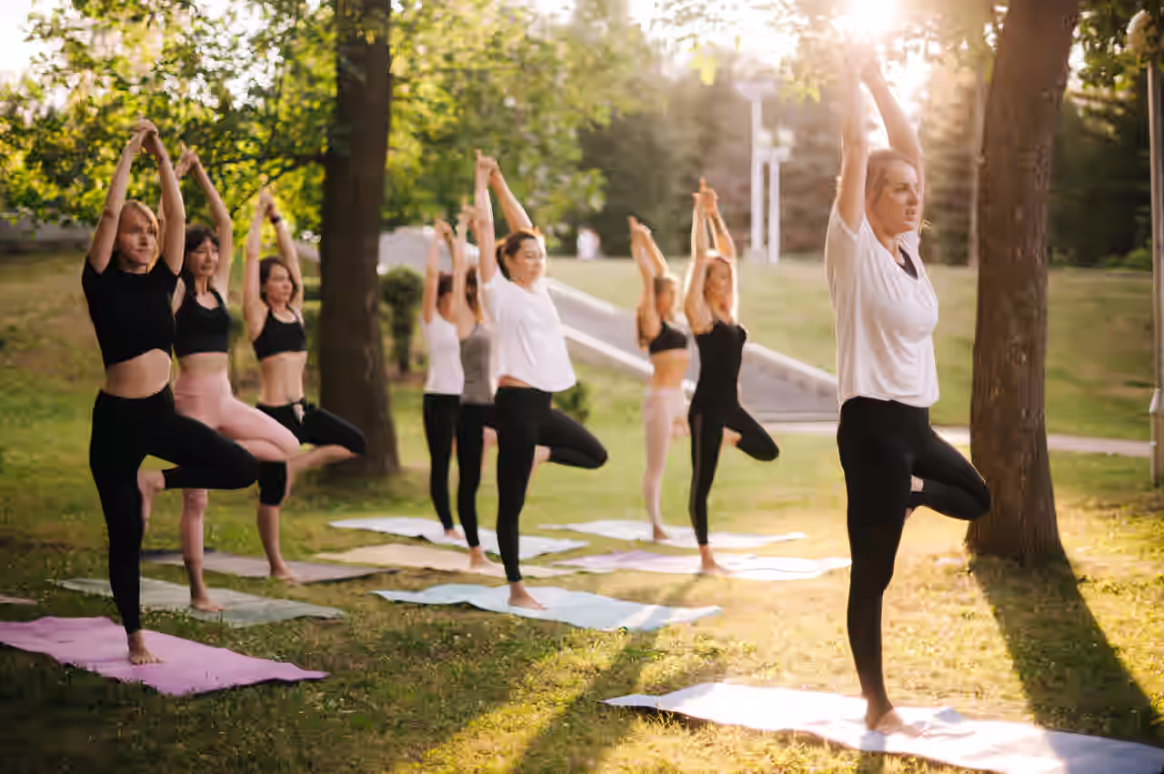 Gruppe von Frauen beim Yoga in einem Park