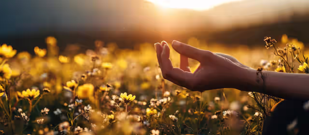 Eine Frau meditiert im Yoga Urlaub in Thüringen in wunderschöner Natur