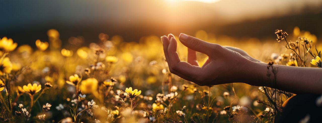 Eine Frau meditiert im Yoga Urlaub in Thüringen in wunderschöner Natur