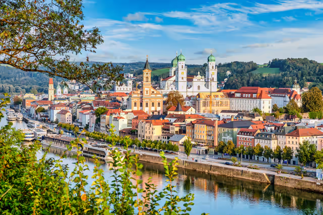 Blick auf die Donau mit Passauer Altstadt im Hintergrund