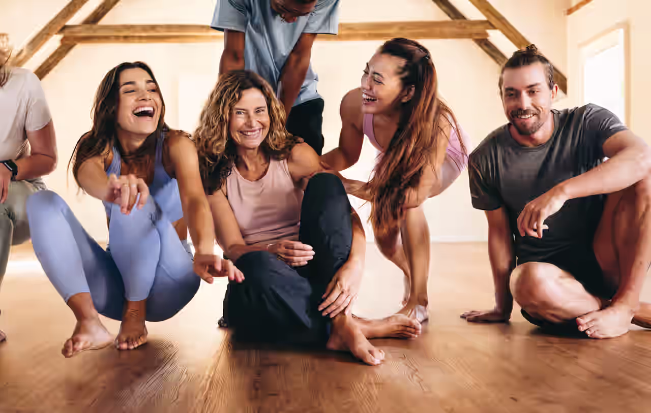 Eine Gruppe übt Lachyoga im Yoga Urlaub