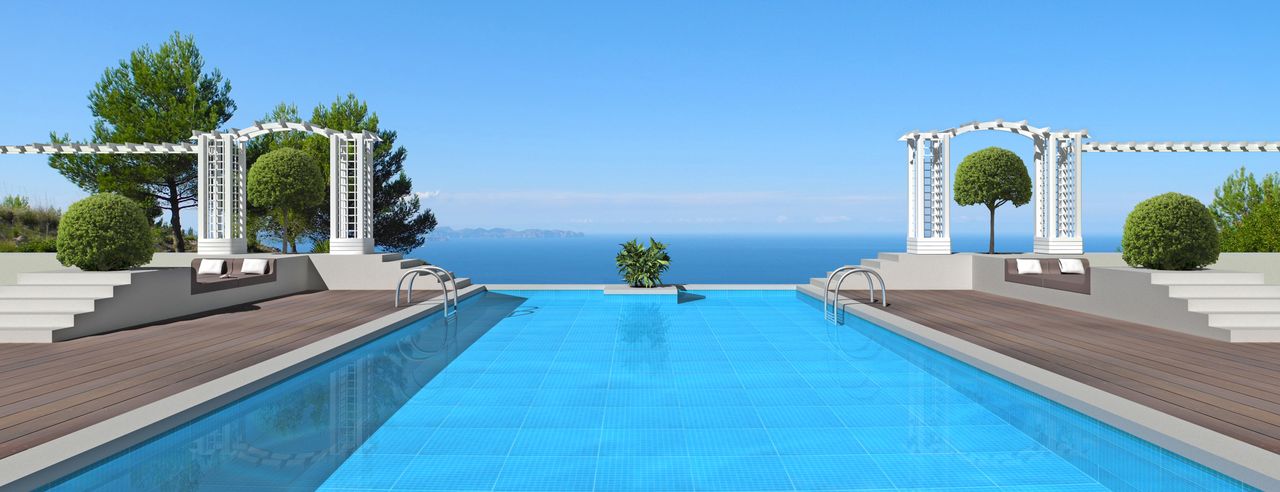 Pool und Terrasse mit Meerblick bei einem Luxus Wochenende