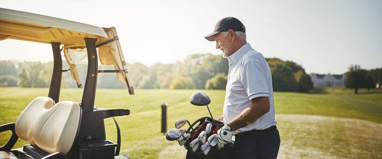 Golfer mit Golfausrüstung auf dem Golfplatz