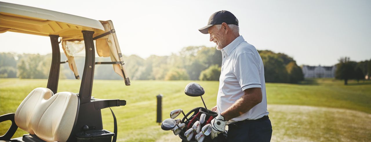 Golfer mit Golfausrüstung auf dem Golfplatz