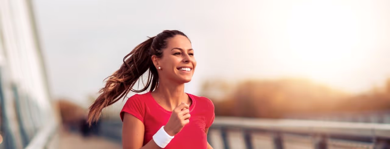 Lächelnde Frau beim Laufen