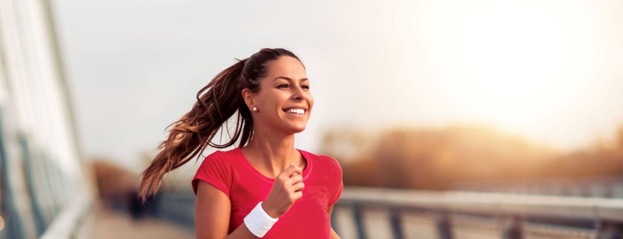 Lächelnde Frau beim Laufen