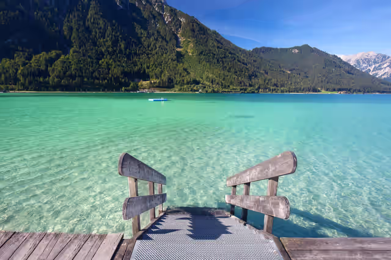 See mit Bergpanorama im Hintergrund bei einem Wellness Wochenende in Österreich