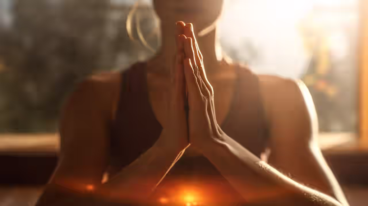 Eine übt Kriya Yoga bei Sonnenaufgang an einem See