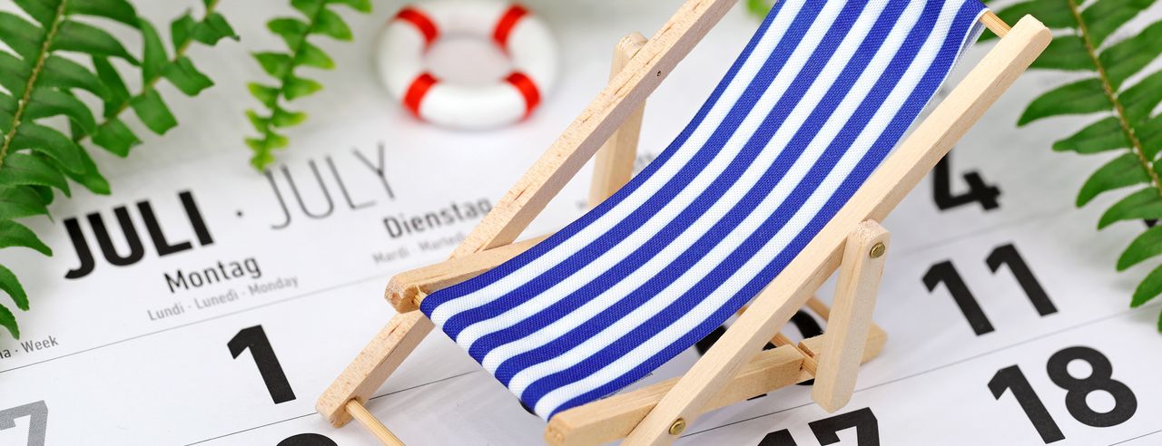 Ein Kalender mit einer Sonnenliege darauf