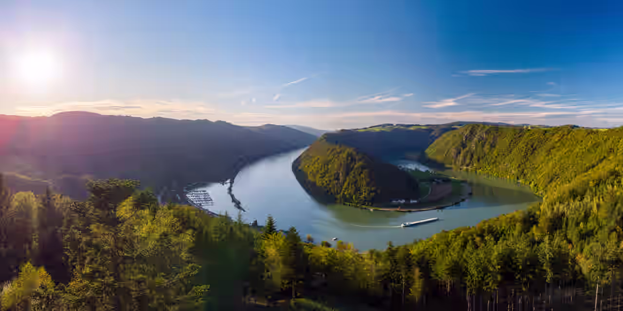 Blick von einem Schiff auf den Fluss