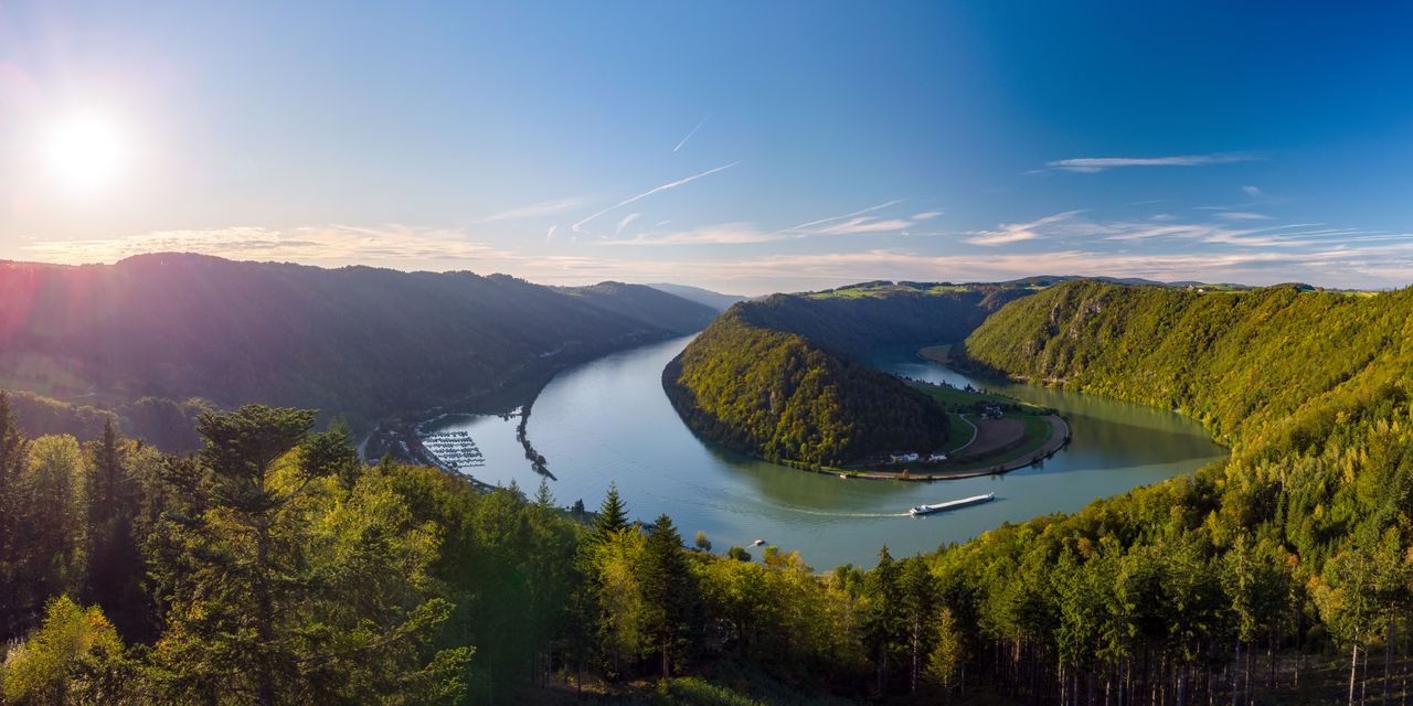 Blick von einem Schiff auf den Fluss
