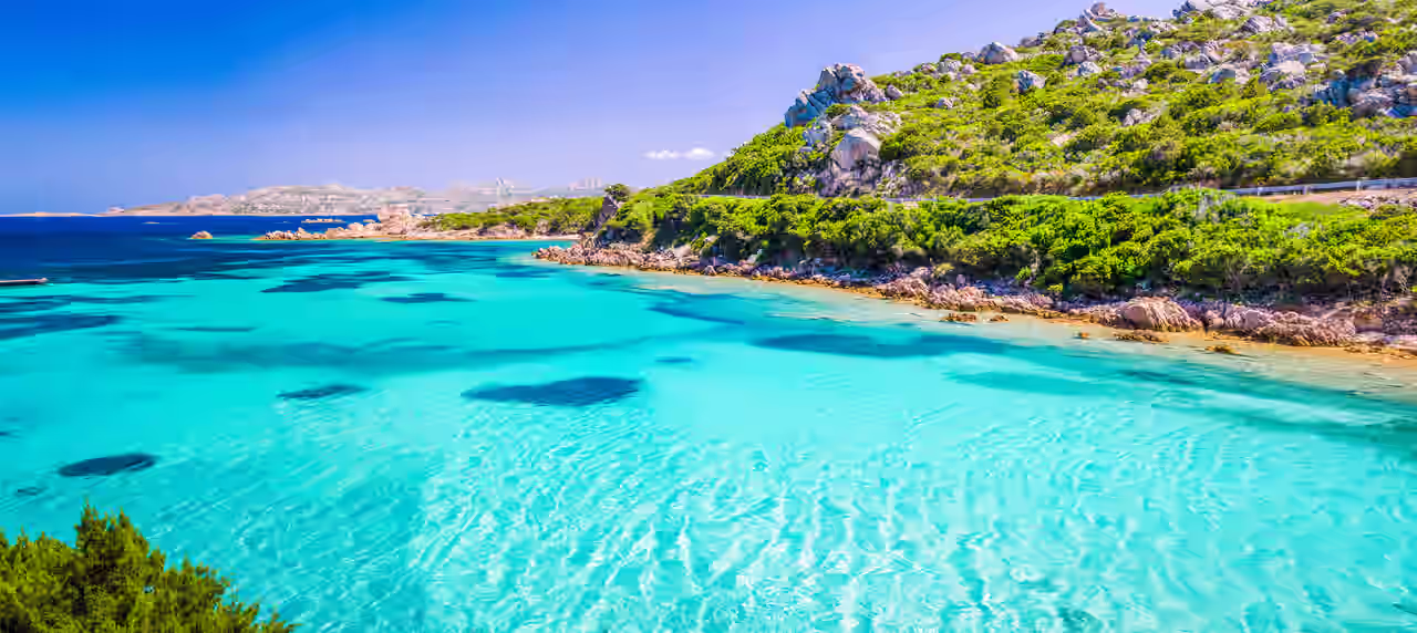 Yoga auf Sardinien bedeutet glasklares Wasser und jede Menge dolce vita