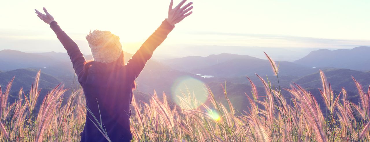 Eine Frau atmet tief durch, da sie achtsam ihren Stress reduziert hat und sich dies auf Ihr Immunsystem positiv auswirkt