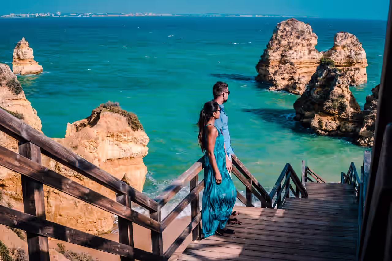Panoramablick über Berge hinweg mit Sonnenuntergang