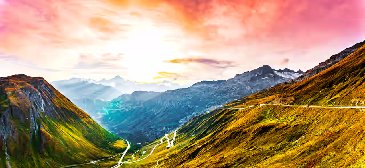 Panoramablick auf einen Ort im Wallis mit Felsblick