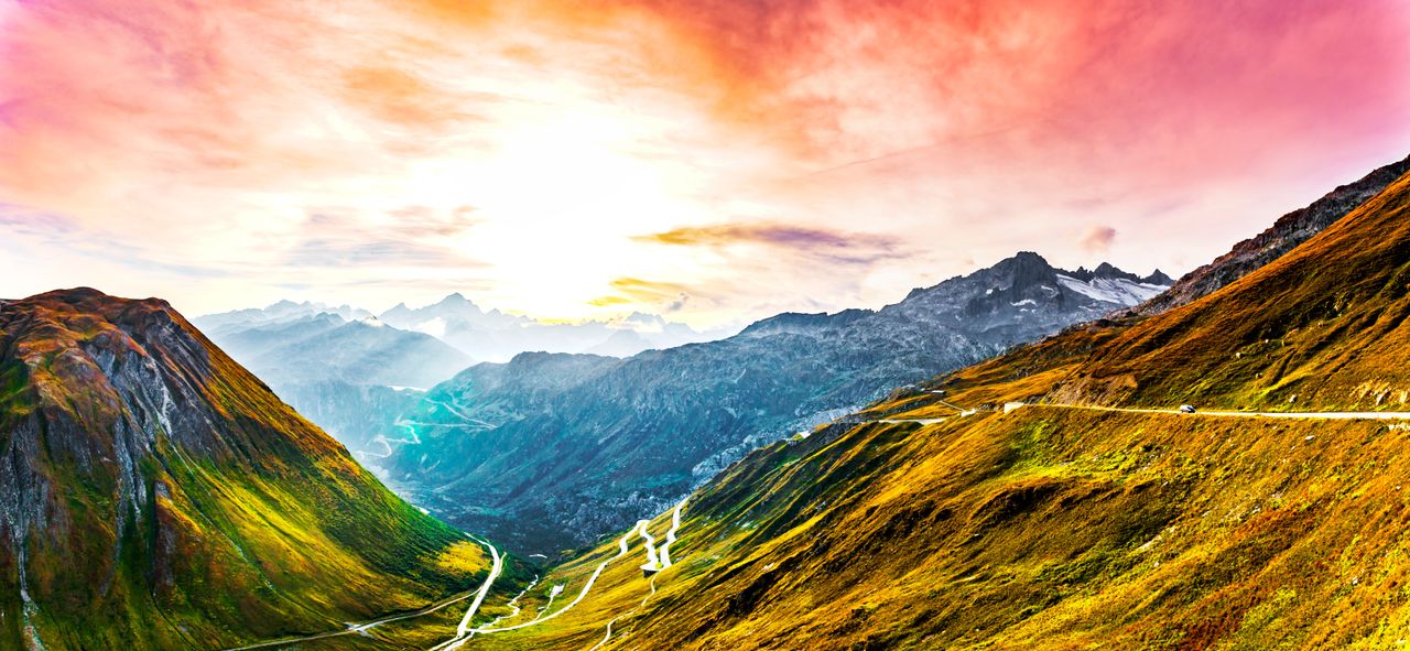 Panoramablick auf einen Ort im Wallis mit Felsblick