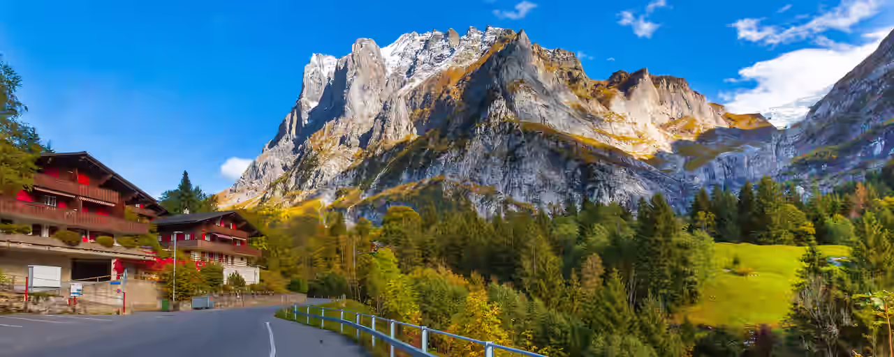 Blick auf ein Hotel am Fuße einer Bergkette