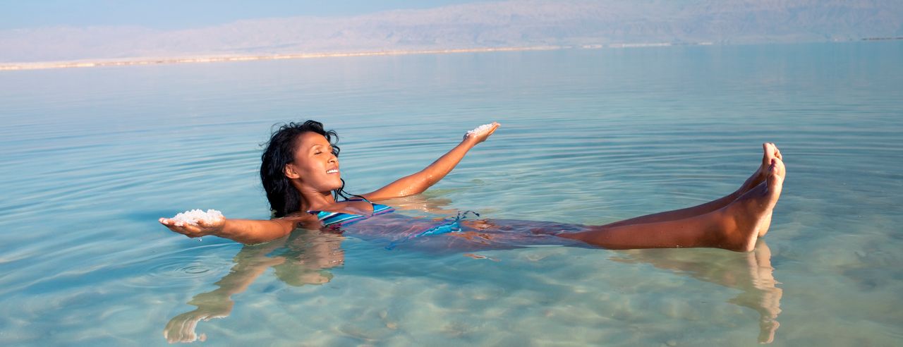 Eine Frau badet im Toten Meer