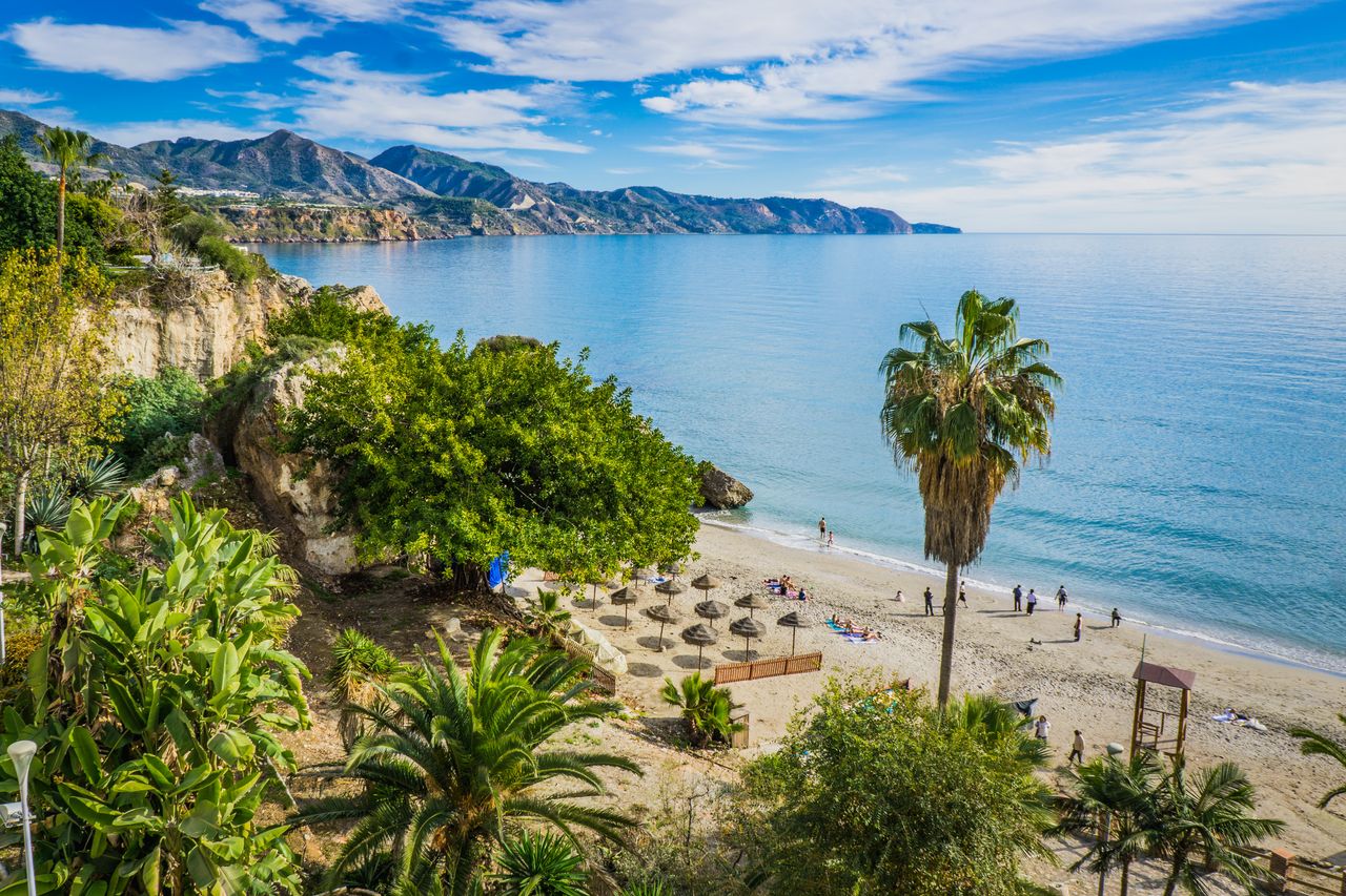 Blick auf das blaue Wasser der Costa del Sol und den Strand