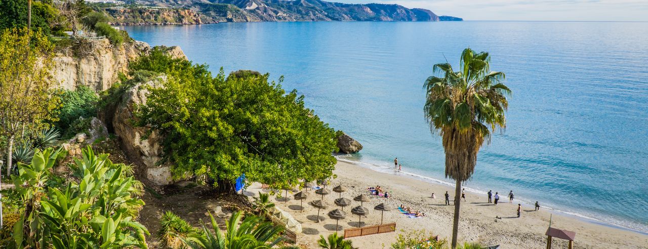 Blick auf das blaue Wasser der Costa del Sol und den Strand