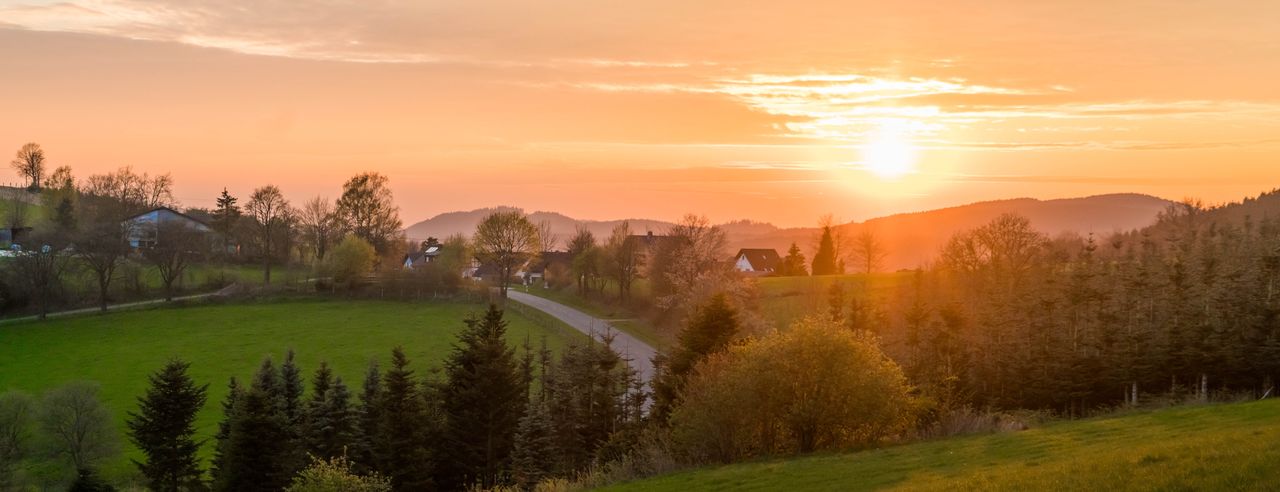 Wiesen und Hügel im Sonnenuntergang bei einem Wellness Wochenende im Sauerland
