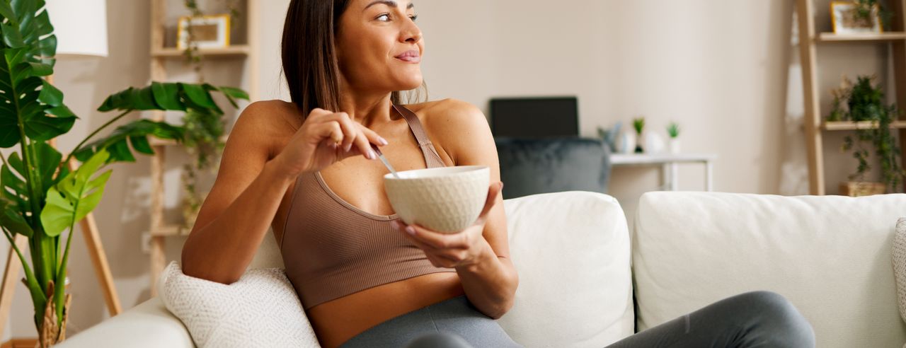 Frau genießt ayurvedisches Frühstück