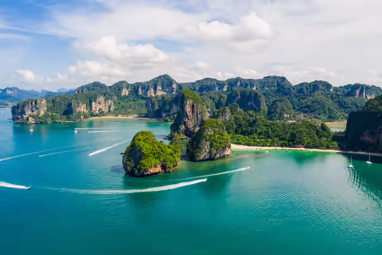 Schöne Landschaft von Bergen und kristallklarem Meer im Luxusurlaub auf Phuket sehen