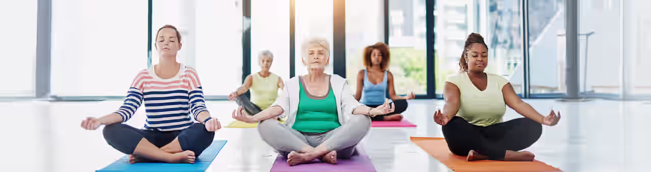 Eine Gruppe von Frauen bei der Meditation