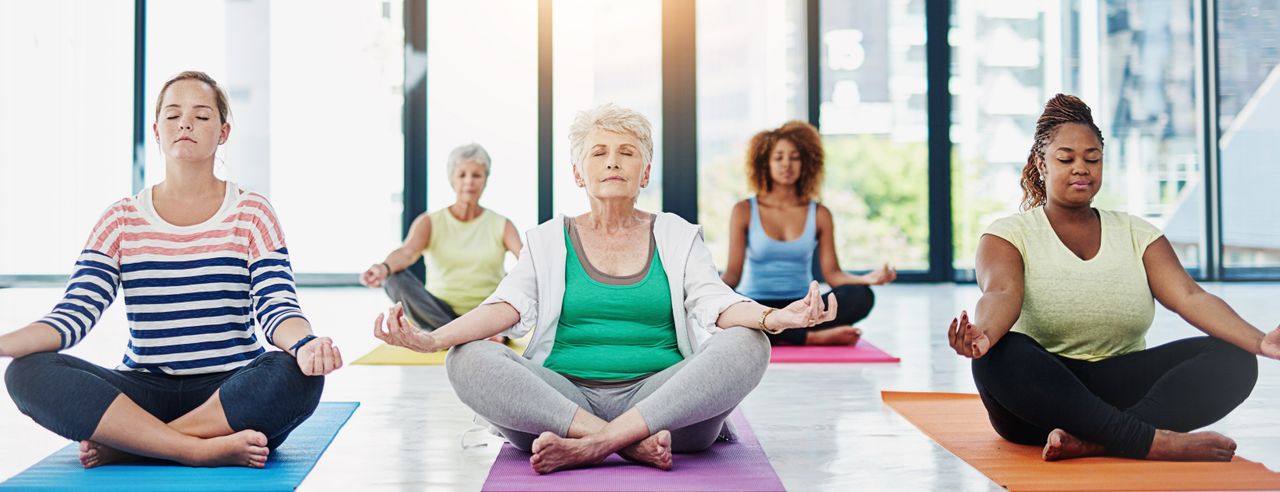 Eine Gruppe von Frauen bei der Meditation