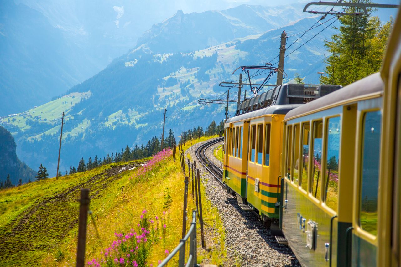 Panoramablick auf Berge mit einer kleinen Bergbahn