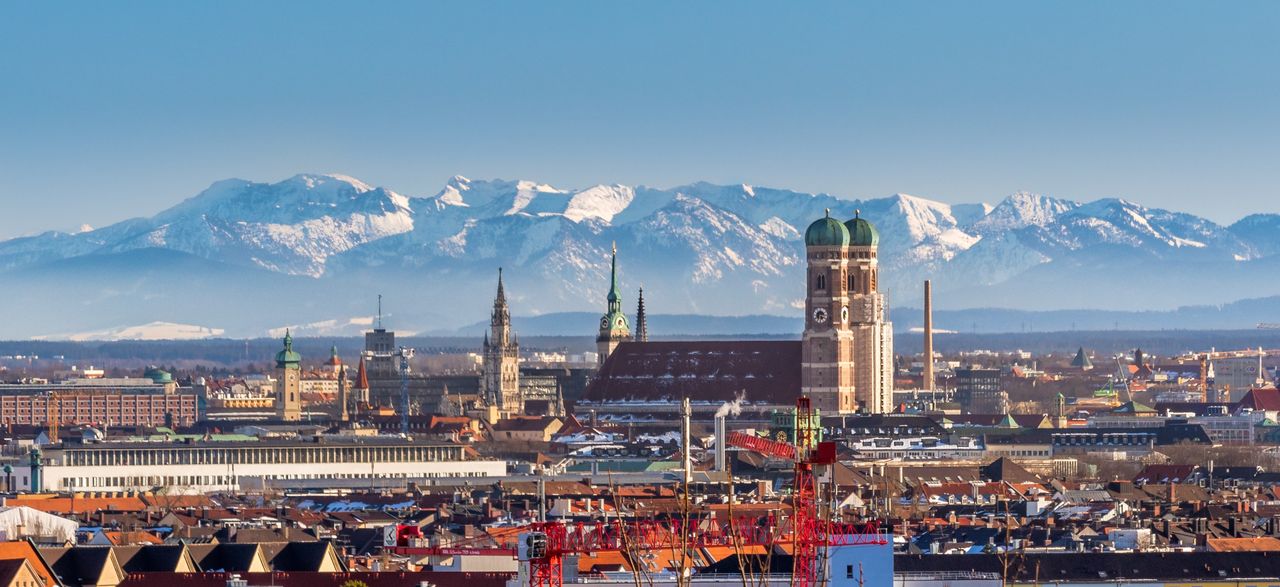 Skyline von München mit Alpenbergen im Hintergrund