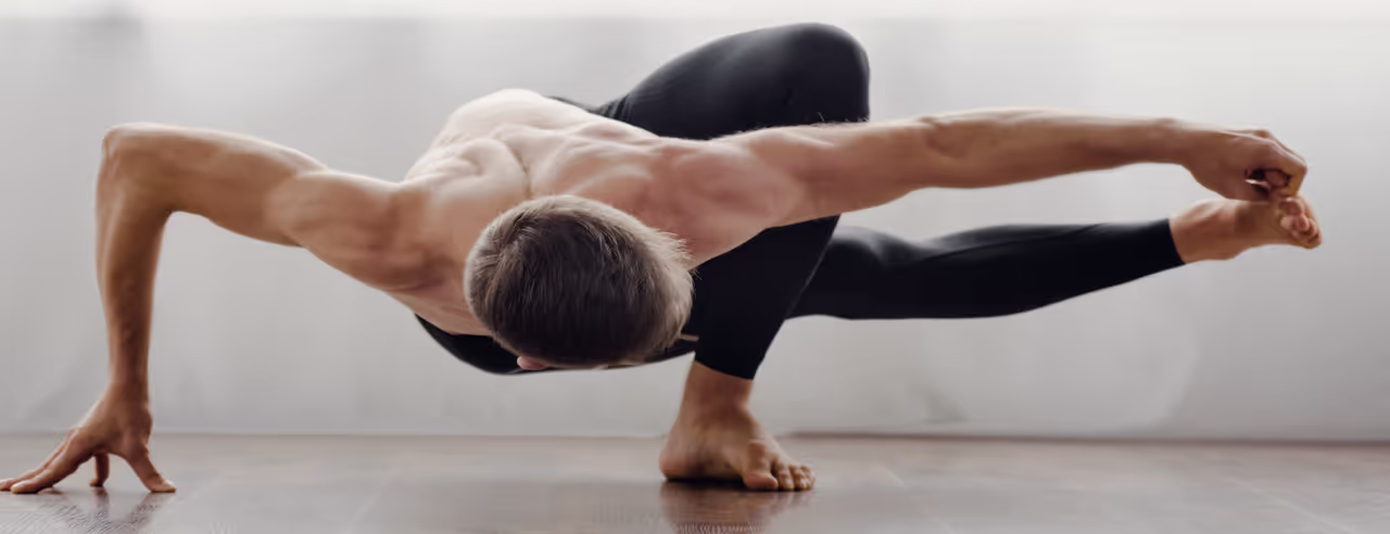 Ein Mann nimmt eine Yoga-Pose ein