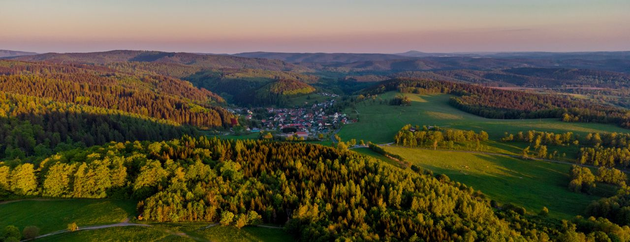 Grüne Hügel in der Abenddämmerung bei einem Wellness Aufenthalt im Thüringer Wald
