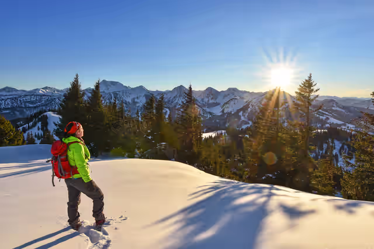 Eine Frau genießt die Sonne im Allgäu
