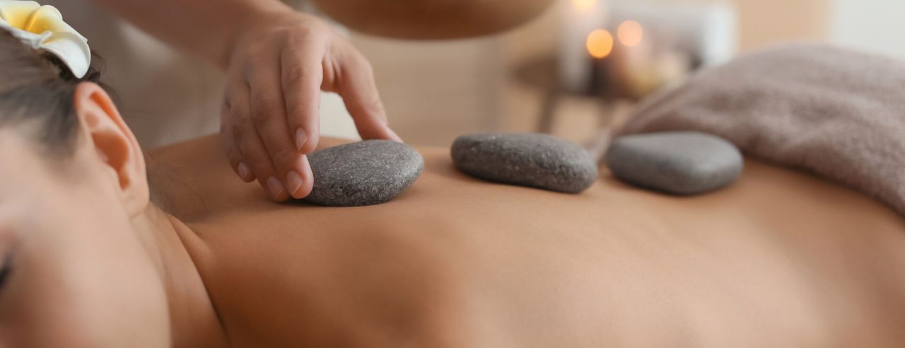 Eine Frau bei der Hot Stone Massage
