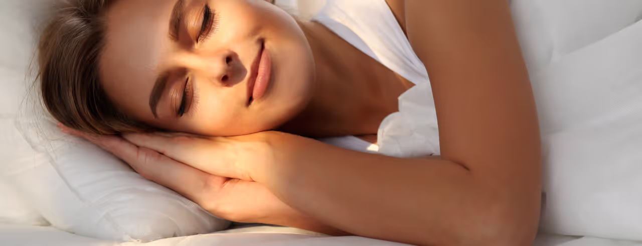 Eine schlafende Frau mit Sonnenstrahlen im Gesicht