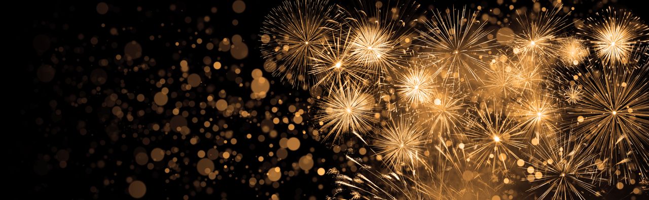 Feuerwerk in gold vor schwarzem Hintergrund