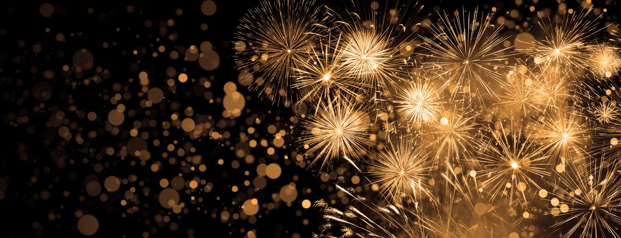 Feuerwerk in gold vor schwarzem Hintergrund